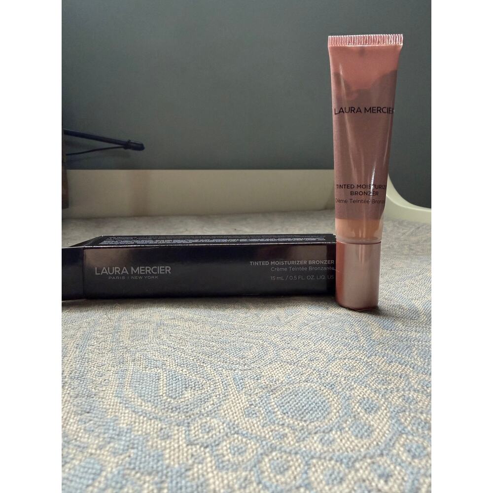 Laura Mercier Tinted Moisturizer Bronzer shade 02 Sundrop